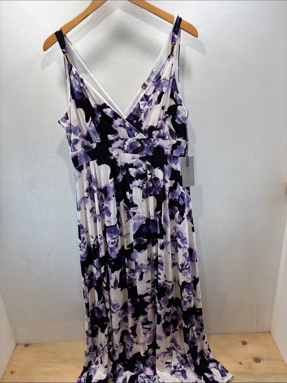 Jennifer Lopez Sexy Feminine Black & Lavender Floral V-Neck Maxi Dress - Picture 5 of 6